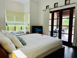 Phòng Có Giường Cỡ King Nhìn Ra Hồ Bơi (King Room with Pool View)