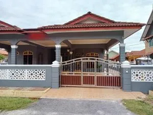 Mawar Camelia Homestay 5 Bedrooms Fully Aircond - Kampong Telaga Batin