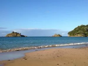 Beautiful Te Ngaere Beach bach with spa pool - Kaeo