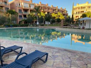 Bel appartement RDJ face piscine résidence haut standing