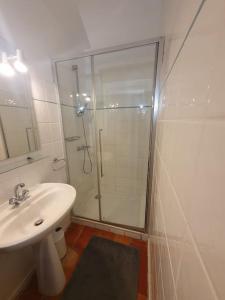 Bas de villa avec piscine partagée