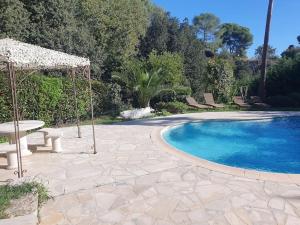 Bas de villa avec piscine partagée