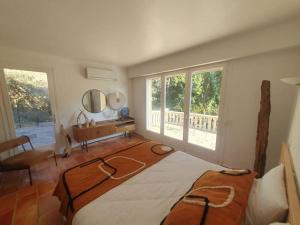 Bas de villa avec piscine partagée