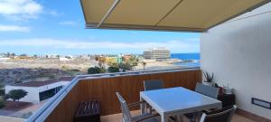 El Médano Beachfront Duplex Penthouse with pool, rooftop, sea view