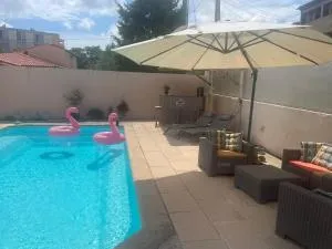 Studio indépendant, piscine & jardin en centre-ville - Les Barles