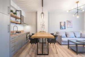 Urban Apartment with Rooftop Acropolis View Access