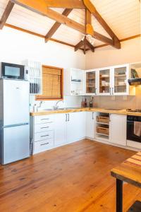 Peaks Cabin - Endless Ocean Views - Fireplace - Fast WiFi