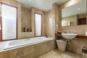 Quiet Central Seminyak 2bd 2 bath and walk to eat st