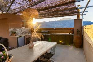 Luxury apartment with rooftop pool in Meronas