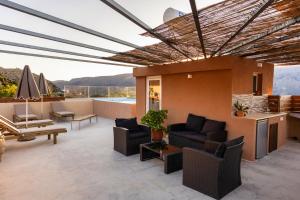 Luxury apartment with rooftop pool in Meronas