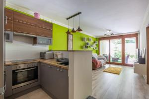 Charming Apartment with Quiet Garden in Downtown