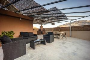 Luxury apartment with rooftop pool in Meronas