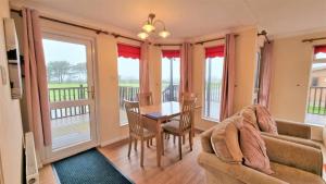 Wendy Lodge- Chalet Cottage, Sleeps 6 Adults