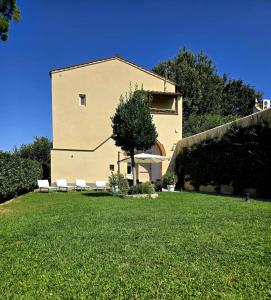 La Villa apartments Tinaia - Excellent for Sardegna & Corsica - 6-8 beds - Private parking included with camera