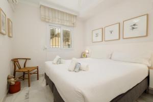 Cozy apartment with terrace and access to the beach, in Elviria, Marbella East