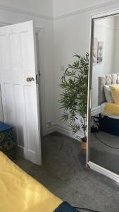 Right by Leigh Broadway Private Garden large ground fl apt