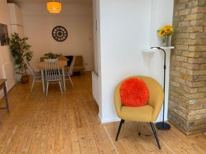 Right by Leigh Broadway Private Garden large ground fl apt