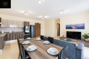 Beautiful 3BR home with private balcony with WIFI & AC by 360 Estates