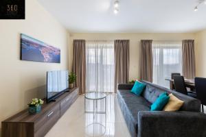Beautiful 3BR home with private balcony with WIFI & AC by 360 Estates