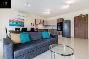 Beautiful 3BR home with private balcony with WIFI & AC by 360 Estates
