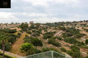 Beautiful 3BR home with private balcony with WIFI & AC by 360 Estates