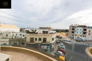 Beautiful 3BR home with private balcony with WIFI & AC by 360 Estates