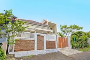 Kanggo Riko Family Homestay Mitra Reddoorz - Glagah