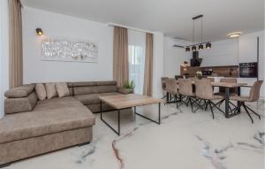 3 Bedroom Awesome Home In Vrsi 