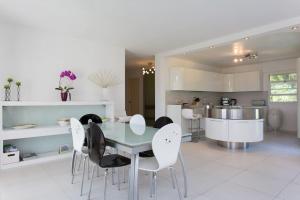 Grande villa californienne calme près de la mer