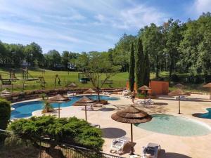 Campings Chalet 3 etoiles - Piscine - efchcg : photos des chambres