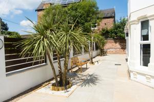 Modern Apartment Free Off Road Parking King Bed Suite 9