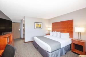 King Room - Mobility Access/Non-Smoking room in AmericInn by Wyndham Ankeny/Des Moines