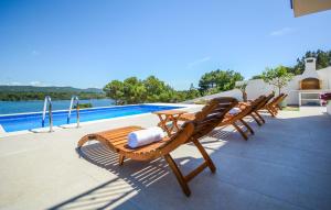 Gorgeous Home In Veli Rat With Wifi