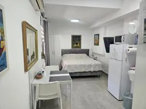 סטודיו במרכז מודיעין - ‘Ajjūl