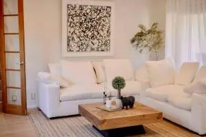 Modern Lifestyle Retreat With Stunning City View - Paremoremo