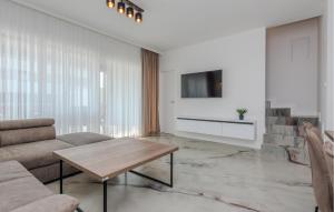 Stunning Home In Vrsi With Wifi