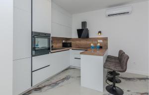 Stunning Home In Vrsi With Wifi