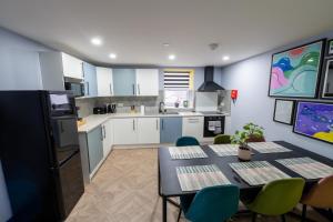 Aaron Wise - 51 Fitzhamon Apartments