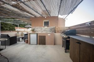 Luxury apartment with rooftop pool in Meronas