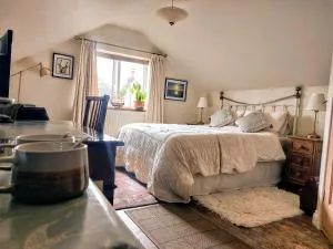 The Swallows - Kingsize Ensuite Bedroom and Private Garden - Parkmill