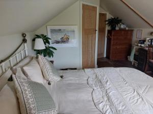 West Wing at The Swallows - Kingsize Ensuite Bedroom and Private Garden