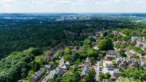 Modern Apartment Off-Road Parking King Bed Suite 1