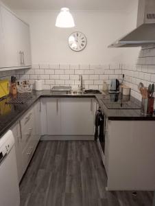 Self Catering Spacious 2 Bed Apartment with sea views