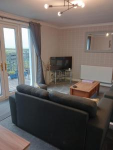 Self Catering Spacious 2 Bed Apartment with sea views