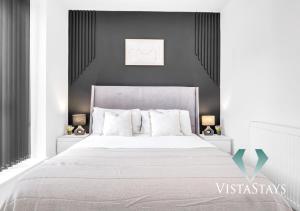 4BDR House By Vista Stays Short Lets & Serviced Accommodation Birmingham With Pool Table, PS4 & Free Parking