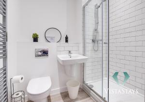 4BDR House By Vista Stays Short Lets & Serviced Accommodation Birmingham With Pool Table, PS4 & Free Parking