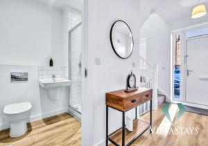 4BDR House By Vista Stays Short Lets & Serviced Accommodation Birmingham With Pool Table, PS4 & Free Parking