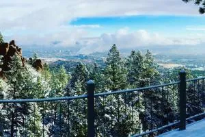 Spacious Modern City View Mountain Home - 马尼温泉