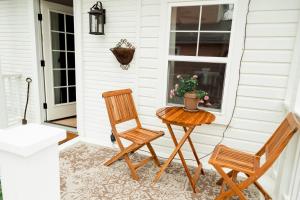 Historic Garden Suite Walk to Bay and Downtown