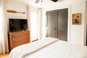 Historic Garden Suite Walk to Bay and Downtown